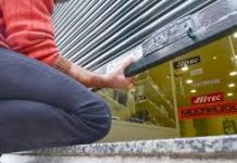 El comercio local con el agua al cuello